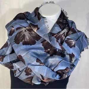 Simply Vera wang color: blue. Item: scarf.